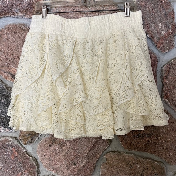 🌼Pretty Lacey Rue 21 skirt. Fully lined. - Picture 3 of 5